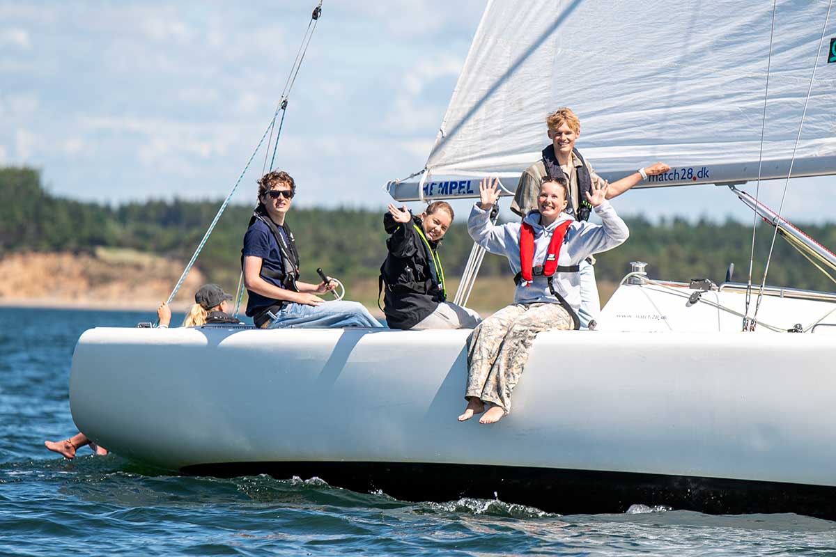 Elever sejler i en Match 28-båd på Limfjorden som en del af sejladsundervisningen på Venø Efterskole.