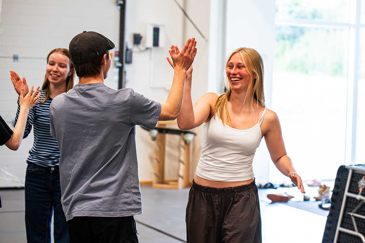 Elever giver high five under en aktivitet på Venø Efterskole.