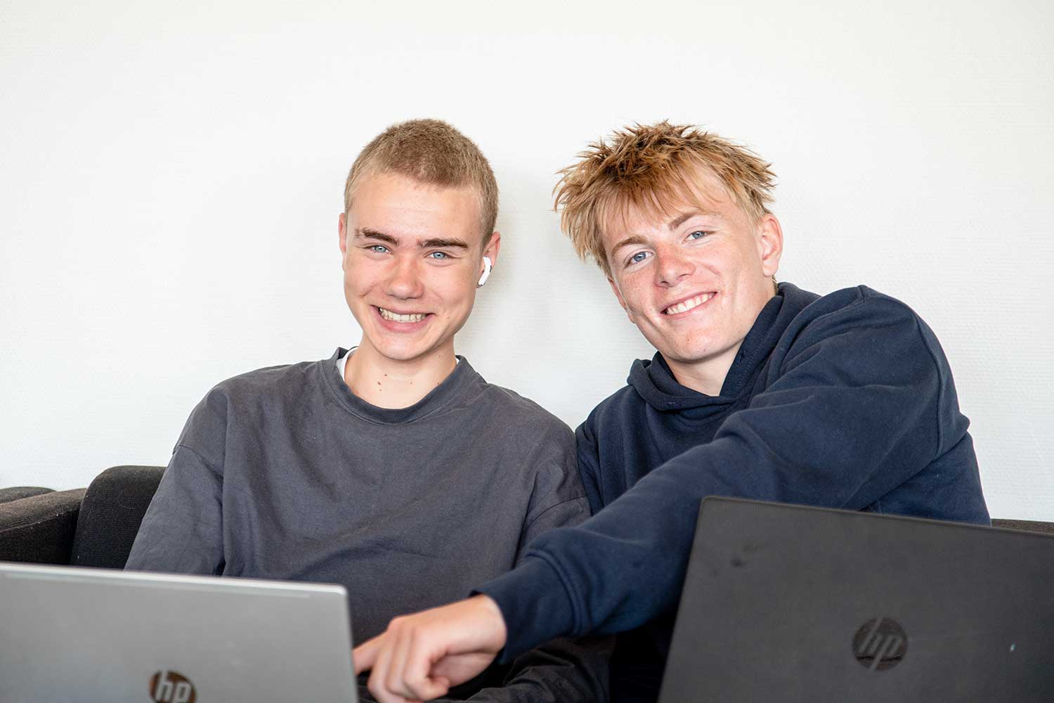 To elever samarbejder om projektarbejde ved computere på VENØ10, 10. klasse på Venø Efterskole.